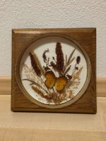 Schmetterling mit Trockenblumen im Holzrahmen antik