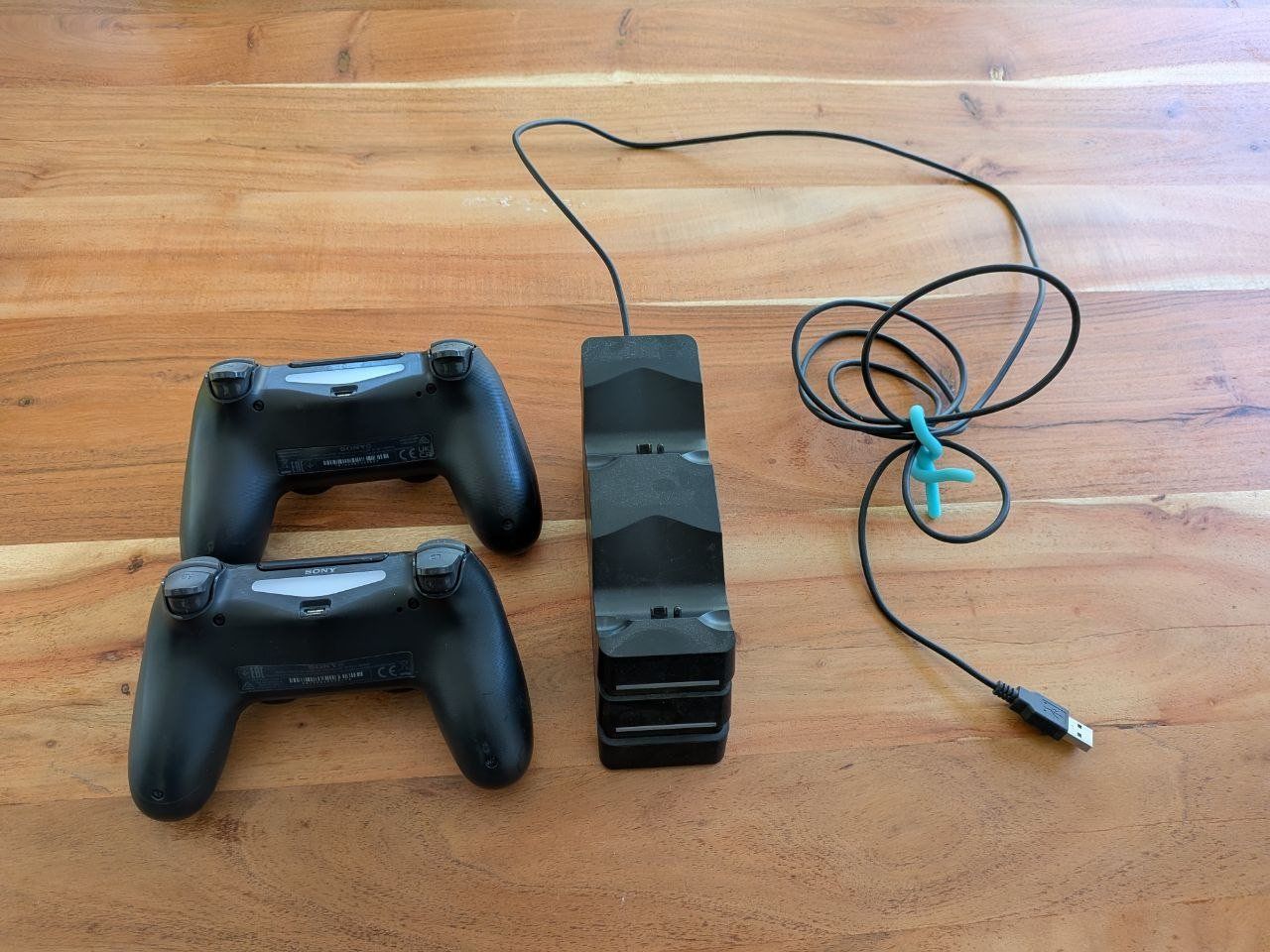 Manettes: PlayStation 4 Controller (DualShock 4) + Ladestation – D'occasion à Adliswil par matteor.greco
