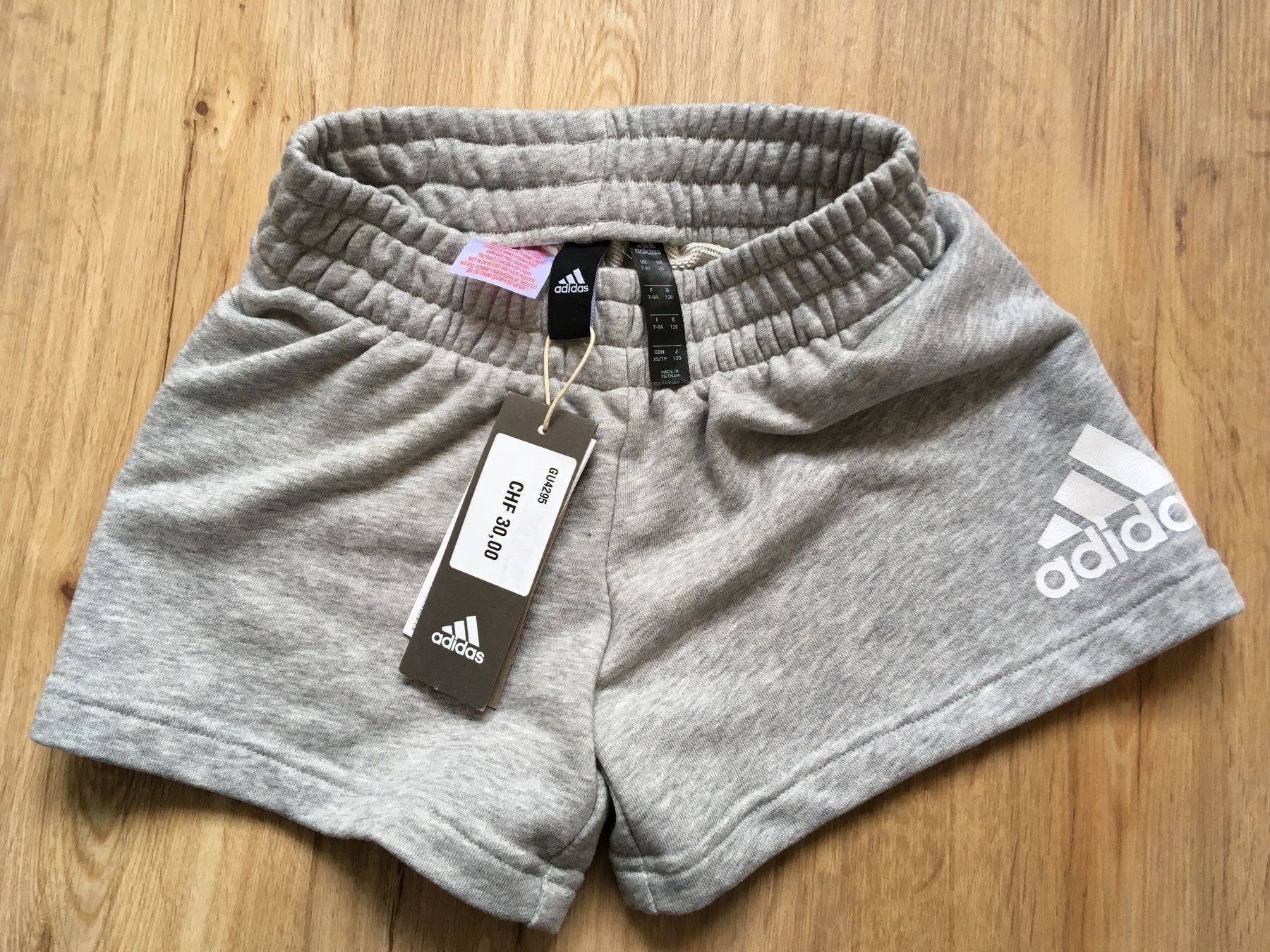 Adidas Pantaloni: Trainerhose Adidas NEU 128 Grösse – Nuovo e nell'imballaggio originale da Chur venduto da copino