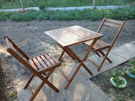 Klappbarer Gartentisch mit 2 Klappstühlen aus Holz–gepflegt