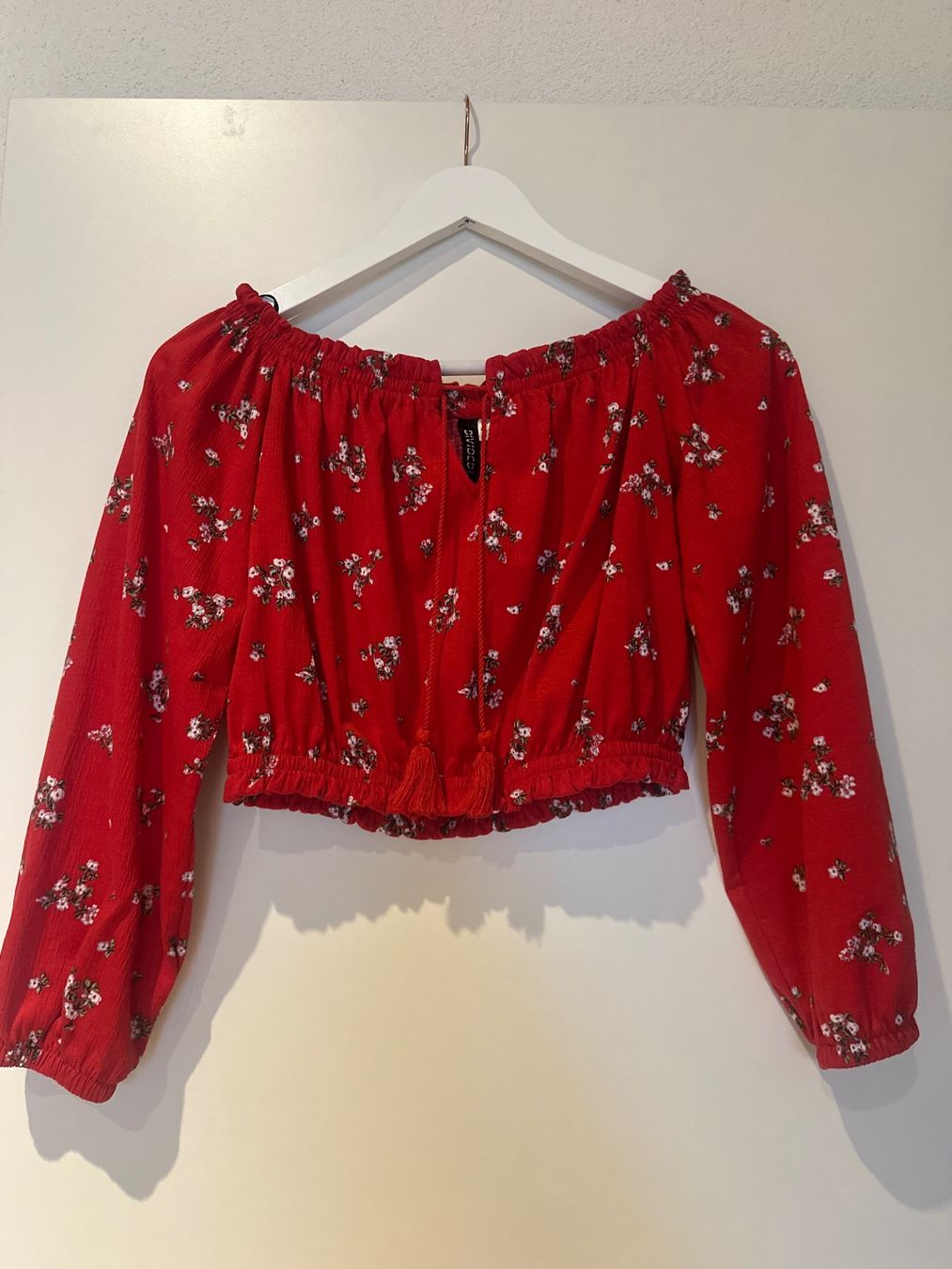 H&M Top: Rotes H&M Divided Carmen-Top mit Blumenmuster, Grösse S – Usato da Zürich venduto da cfh_cg22