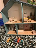 Petite maison de poupée en bois toute équipées