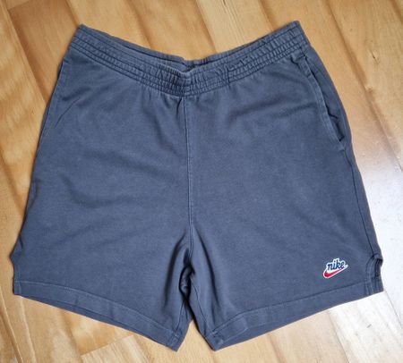 NIKE Sport- oder Freizeitshorts Gr. M für muskulöse Beine ;)