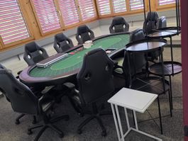 Pokertisch inkl Stühle/Chips+Kaffeeamschine+Mikrowelle