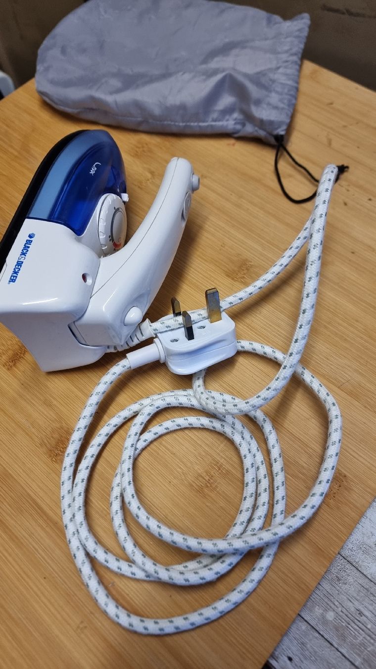 Ferri da stiro: Ferro da stiro da viaggio Black&Decker compatta – Usato da Altdorf UR venduto da Adeleiro