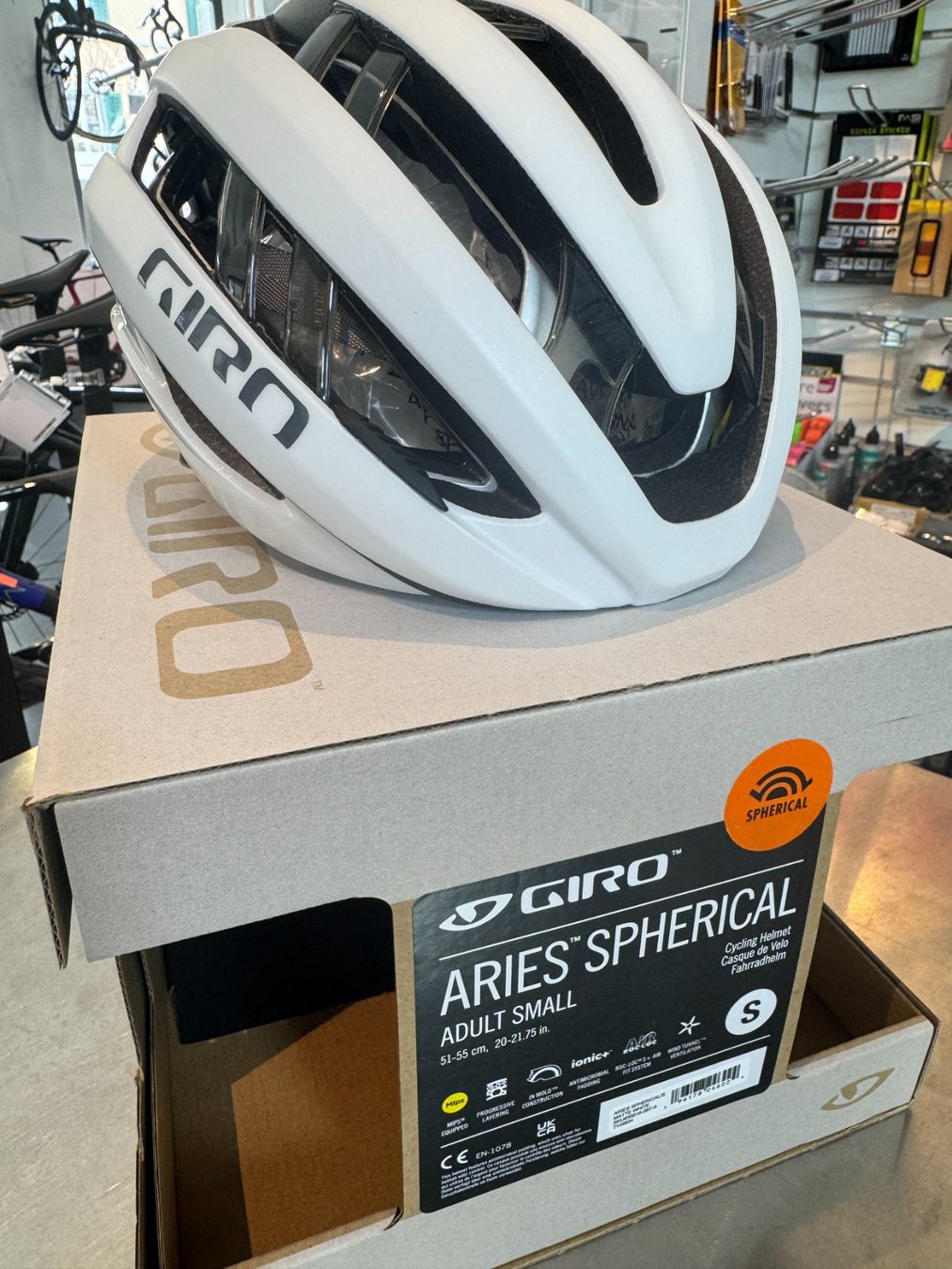 Giro Helme: Giro Aries Spherical 1/2 Preis! – Neu und originalverpackt aus Zürich von Velofabrik01