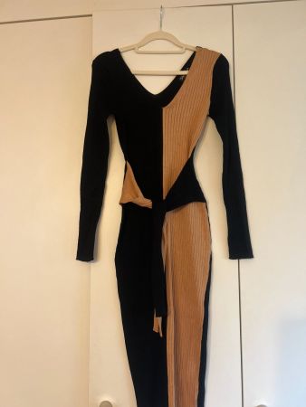 Attraktives Strick-Bodycon-Kleid, beige-schwarz. Gr. S