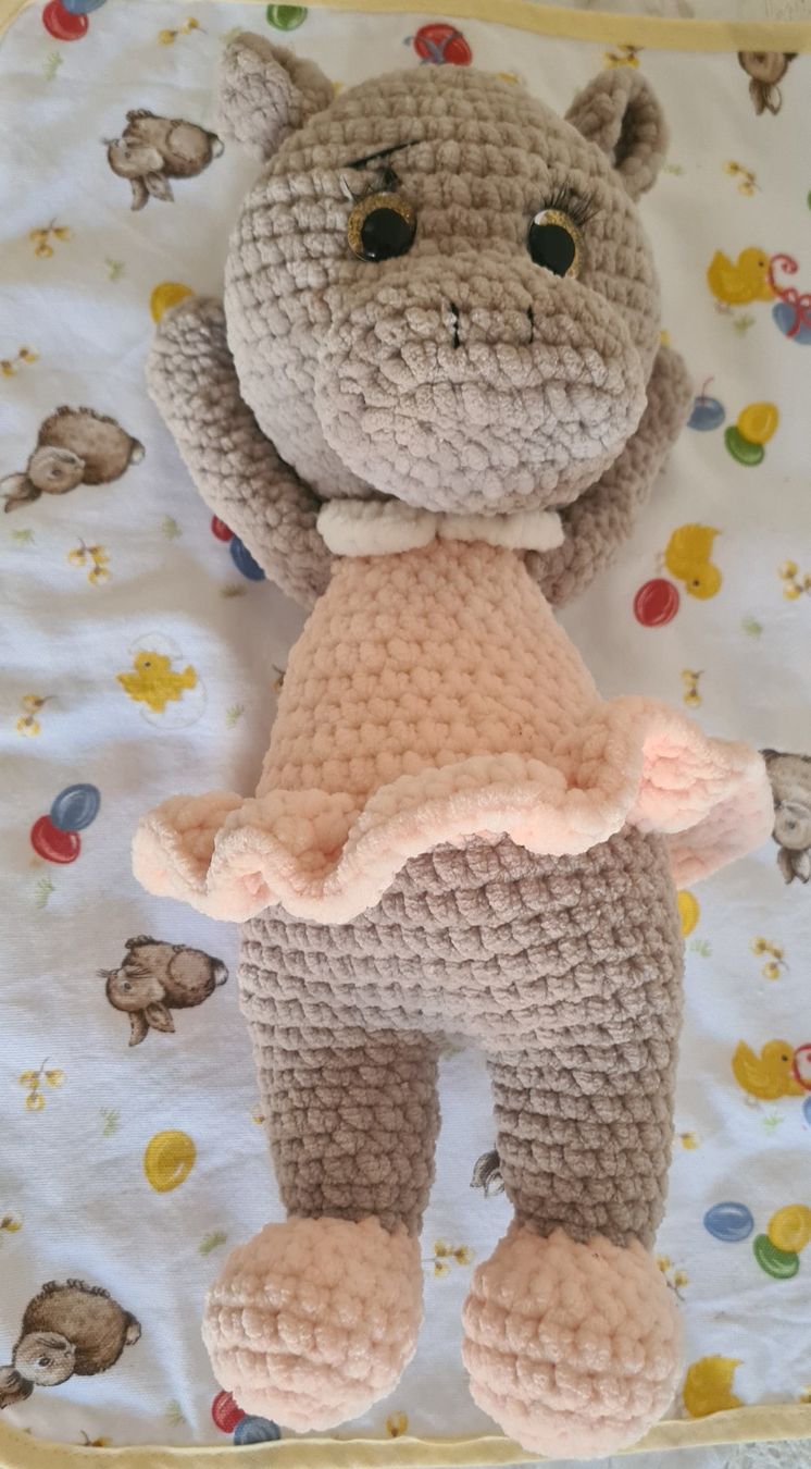 Spielzeuge: Herziges gehäkeltes Nilpferd mit Tutu 33 cm hoch – Gebraucht aus Winterthur von bibummi 4