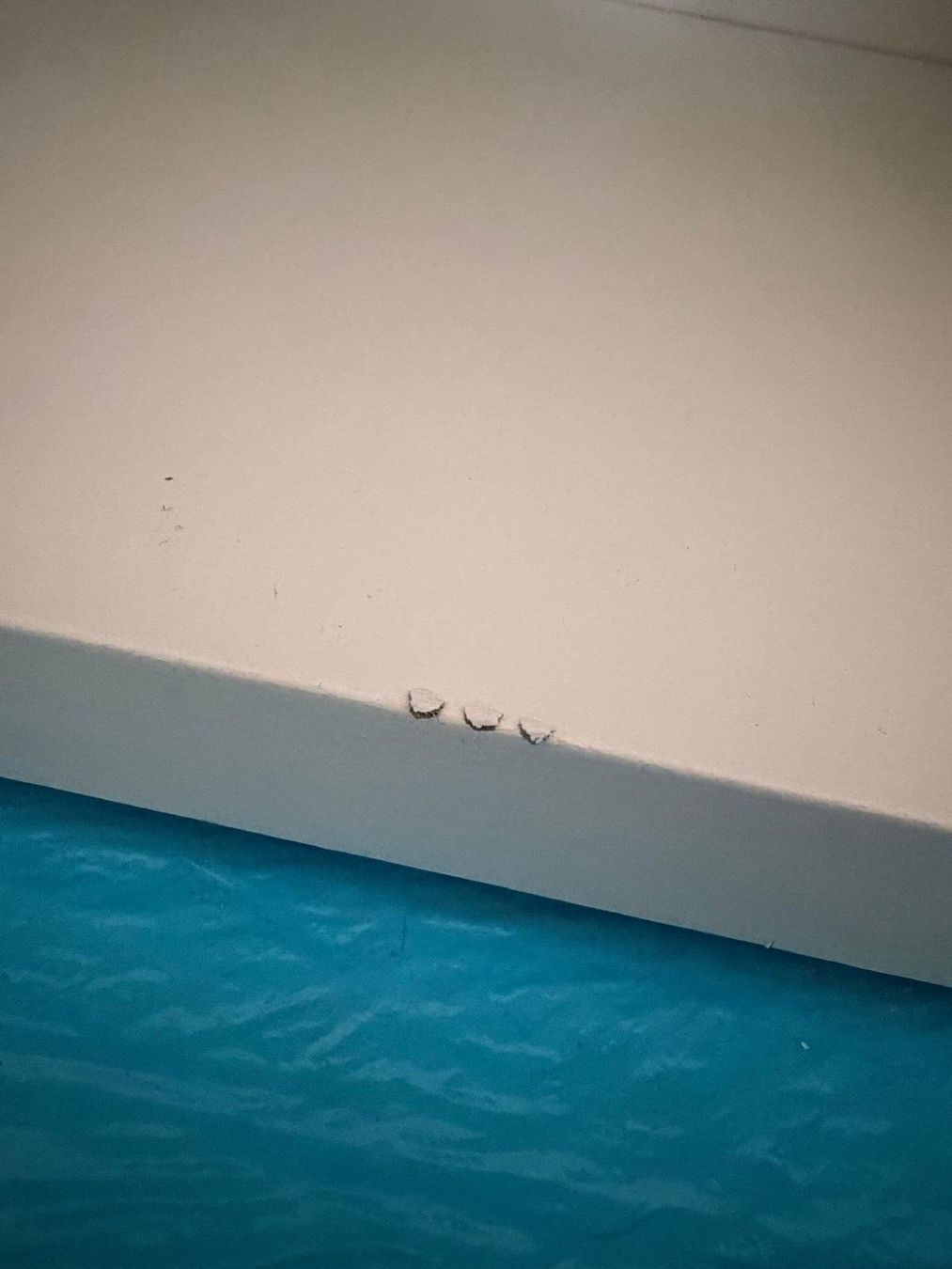 Ikea Mobili TV: TV-Möbel weiss mit Glasplatte (inkl. Wandbefestigung) – Usato da Aarwangen venduto da Pattrik 7