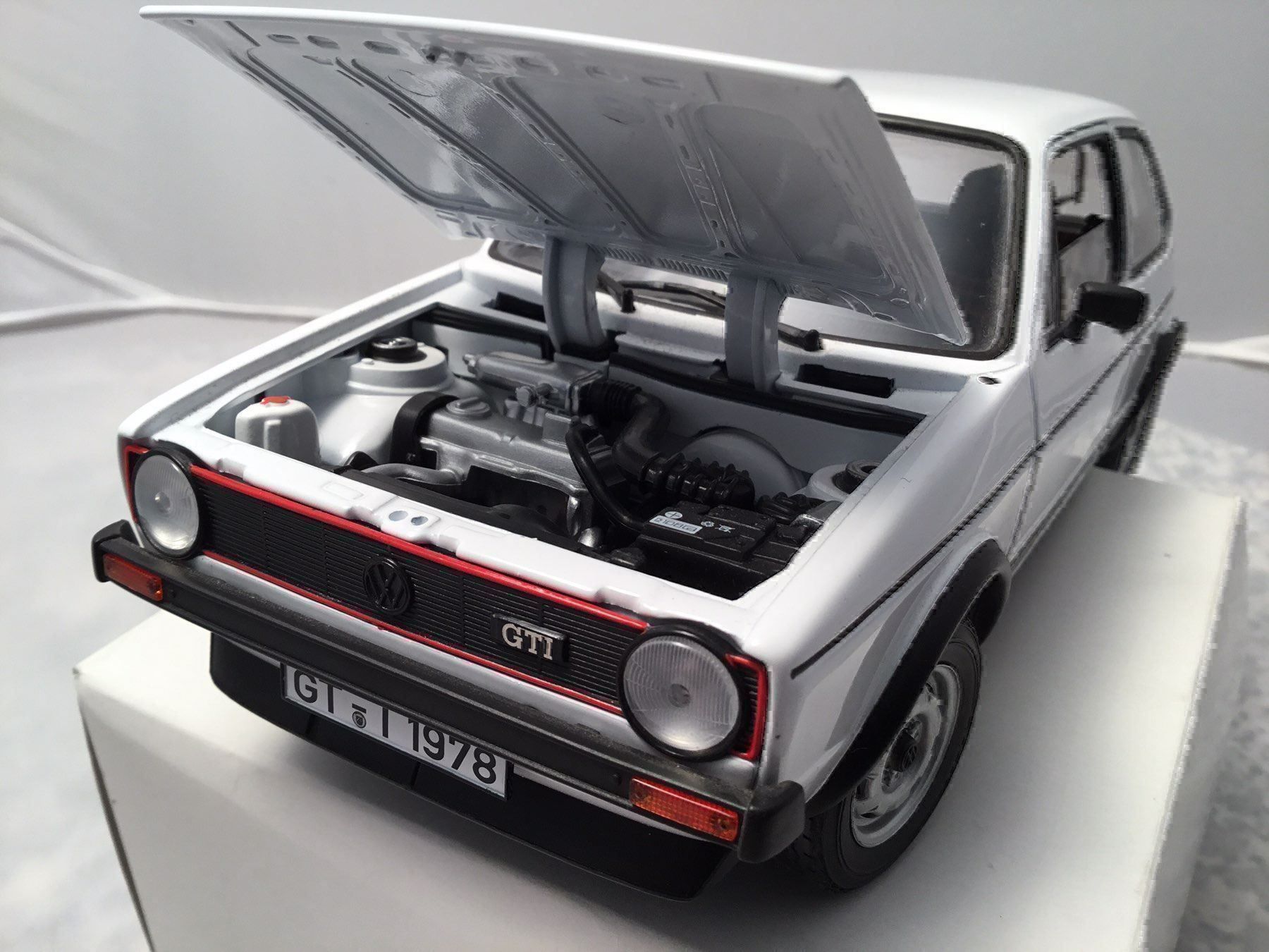Volkswagen Modellini d'auto: VW Golf GTI Serie 1 – Nuovo e nell'imballaggio originale da Erlenbach im Simmental venduto da Model_box 2