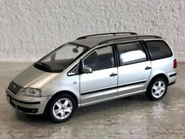 VW Sharan I Phase III 2000-2004 silber met. / schwarz   1:43