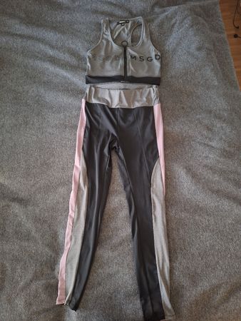 Sportleggins und Bustier