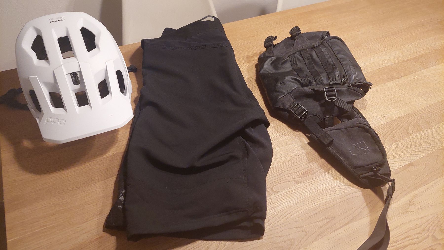 Stoke Lotti di vestiti: set mit velo Helm, hosen + tasche – Usato da Adliswil venduto da Boncoinsuisse