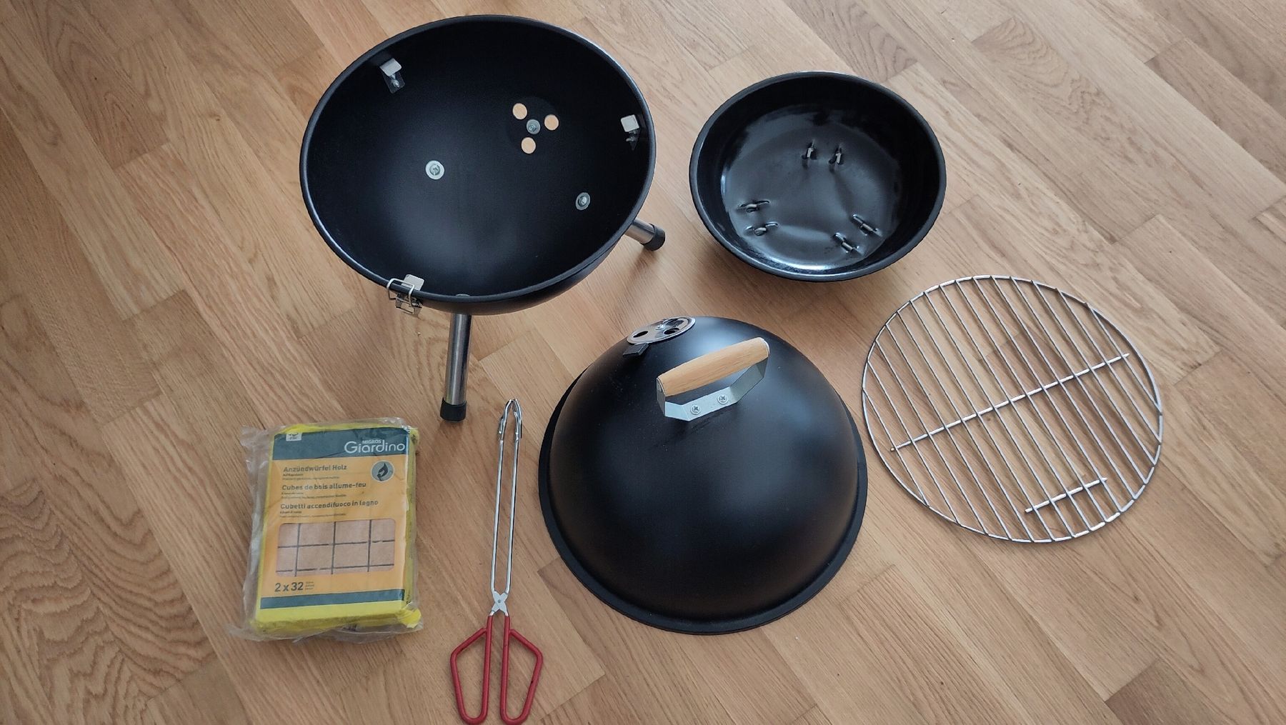 Grills: Kleiner Holzkohle-Kugelgrill – Neu (gemäss Beschreibung) aus Luzern von _Simioni_ 1