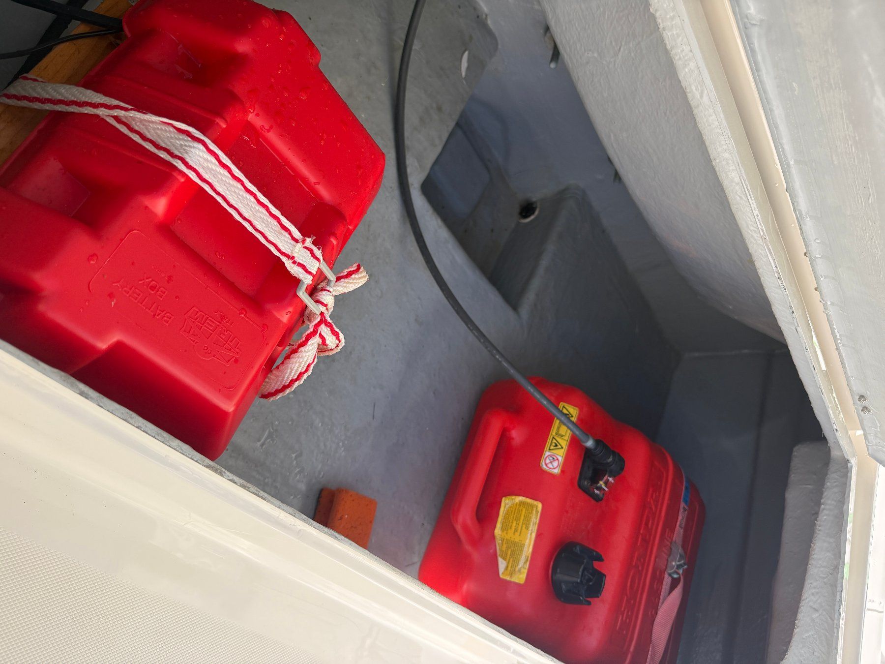 Karel Boote: Kleines Boot mit Aussenbord motor 8 PS – Gebraucht aus Quartino von 5franc 7