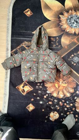 Kinder Winterjacke mit Kapuze olivgrün neuwertig
