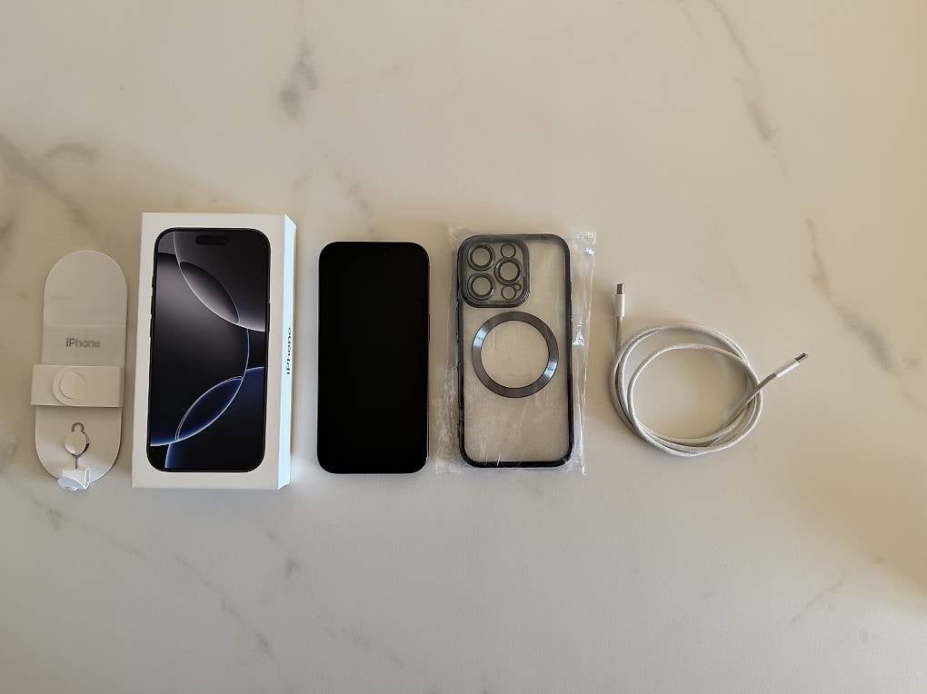Telefoni cellulari / Smartphones: iPhone 16 Pro black Titanium 128 GB – Usato da Erlenbach ZH venduto da isa_l627