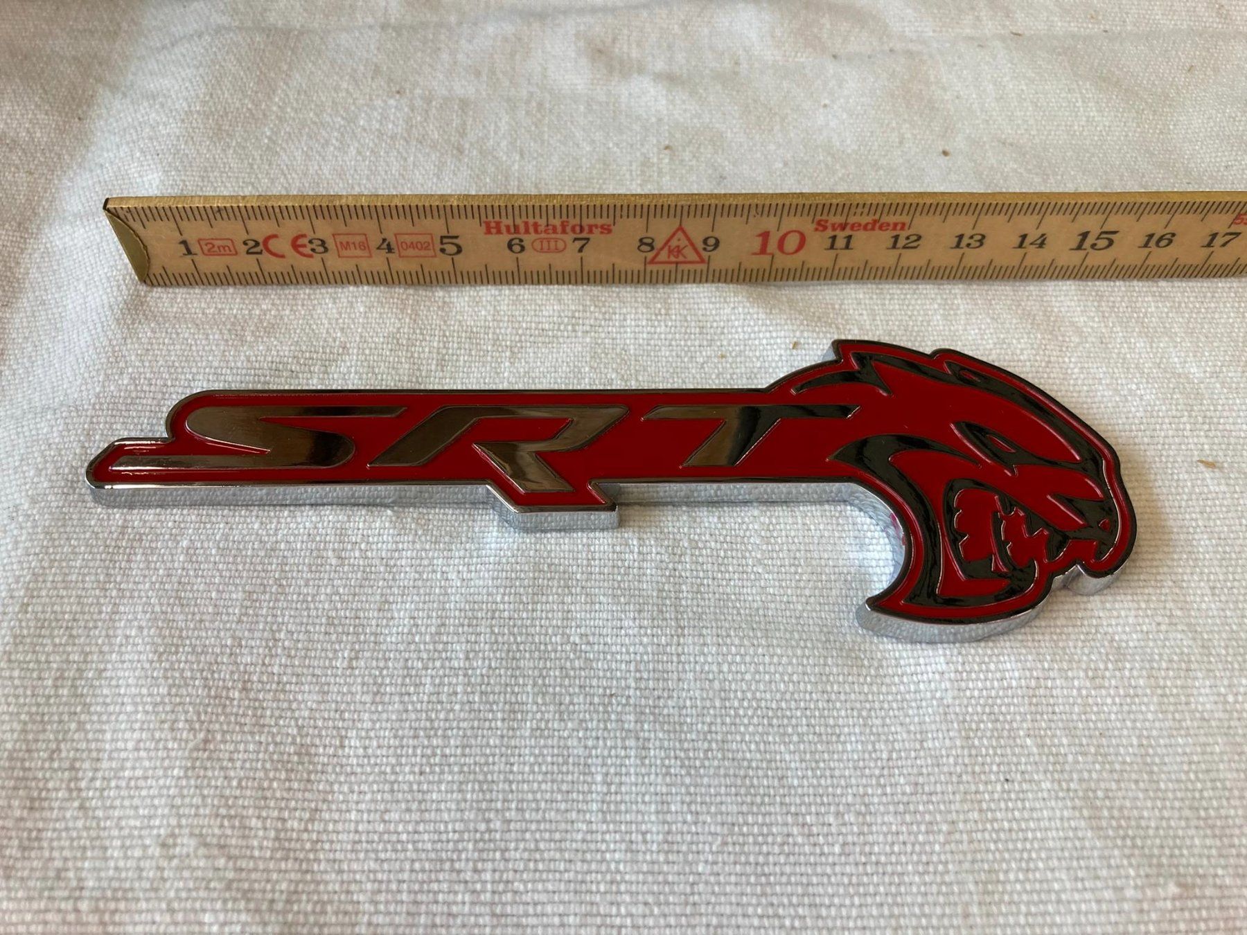Dodge Toutes les pièces auto: Dodge SRT Hellcat Emblem - rot - neu – Neuf avec emballage d'origine à Wetzikon ZH par Boldeagle01