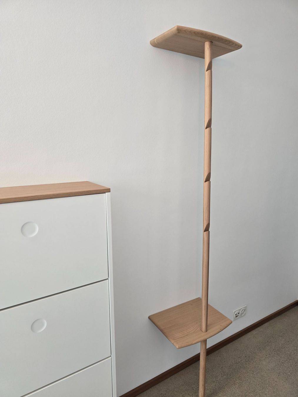 Livique Garderobe: Schlichte Garderobe – Gebraucht aus Bern von sar_g5ff 2