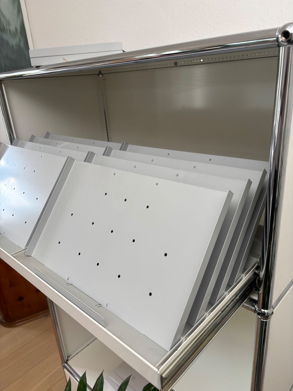 USM Regale: 2 x USM INOS - Schrägfächer - Ablagefächer – Gebraucht aus Winterthur von JAKU.SPACE 1