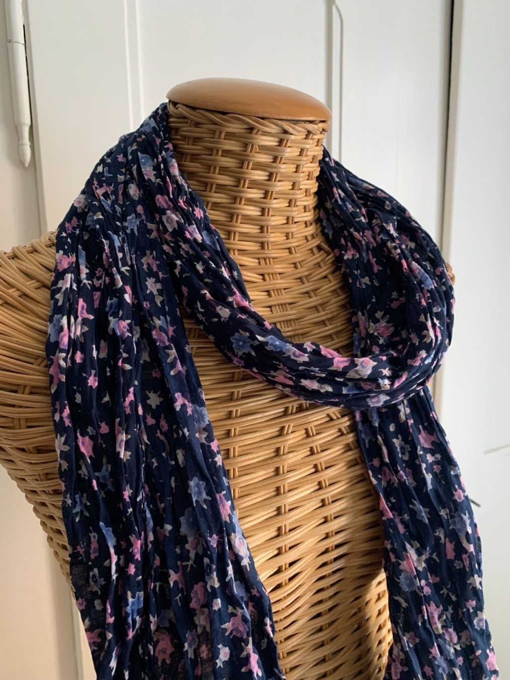 Foulards & écharpes: Schal Tuch dunkelblau geblümt – D'occasion à Zürich par Diazaio 1