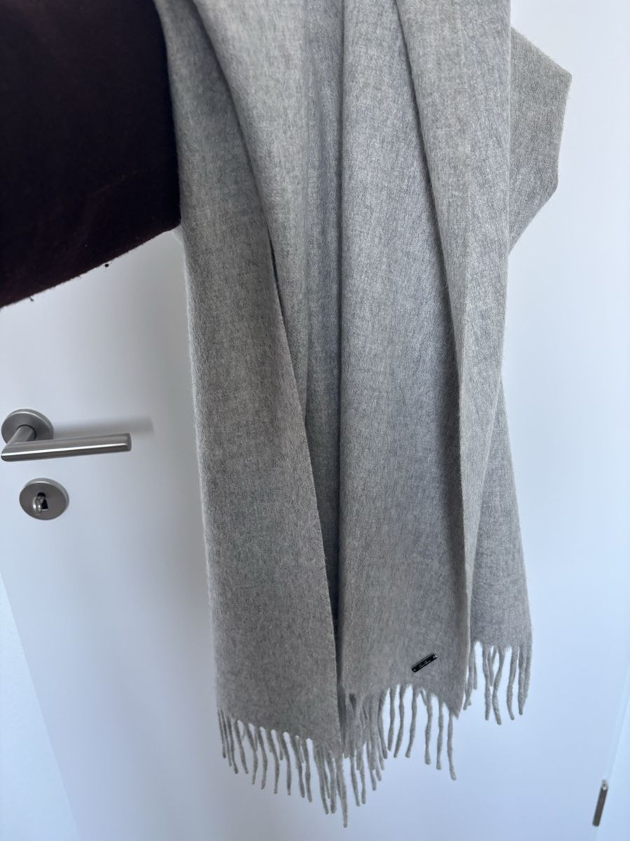 Loro Piana Foulards, Tücher & Schals: Loro Piana Kaschmir Schal silber grau wunderschön – Gebraucht aus Zürich von car_9sdb 7