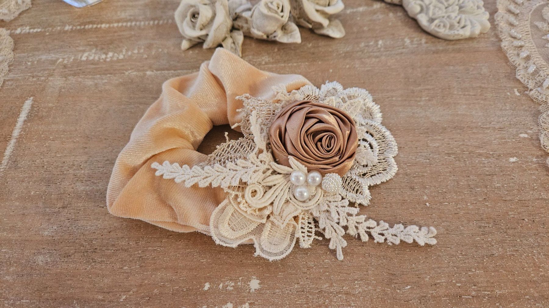 Accessori per capelli: Haarband Scrunchie Haargummi mit Blumen und Spitze – Nuovo e nell'imballaggio originale da Gossau ZH venduto da Goes05 3