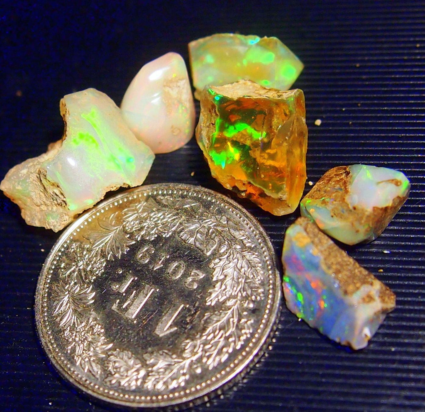 Pietre preziose: 6 rohe Feueropale multicolor, 17 crt. – Nuovo e nell'imballaggio originale da Reinach BL venduto da Marcopal