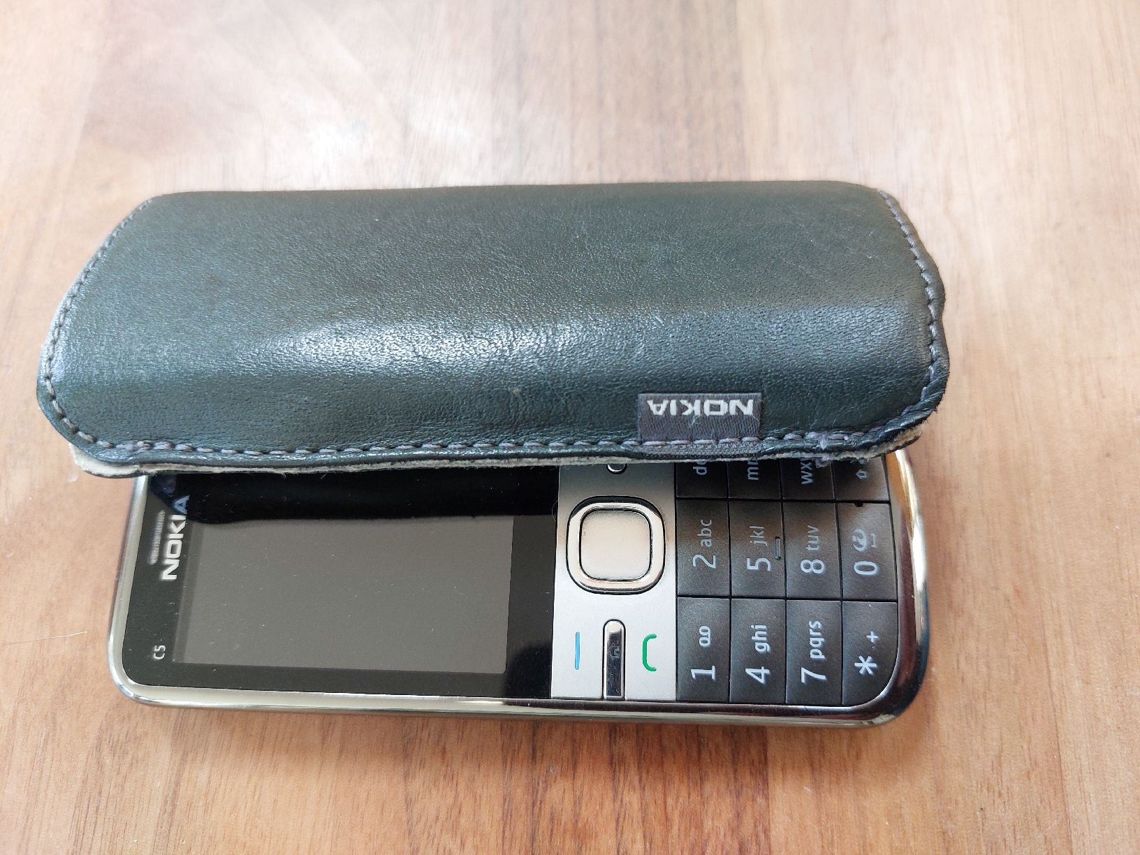 Nokia Telefoni cellulari / Smartphones: Nokia C5-00 mit Original-Lederhülle – Nuovo (secondo la descrizione) da Winterthur venduto da deal12 1