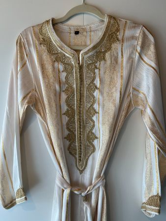 Joli caftan festif blanc et doré avec ceinture, t. S neuf