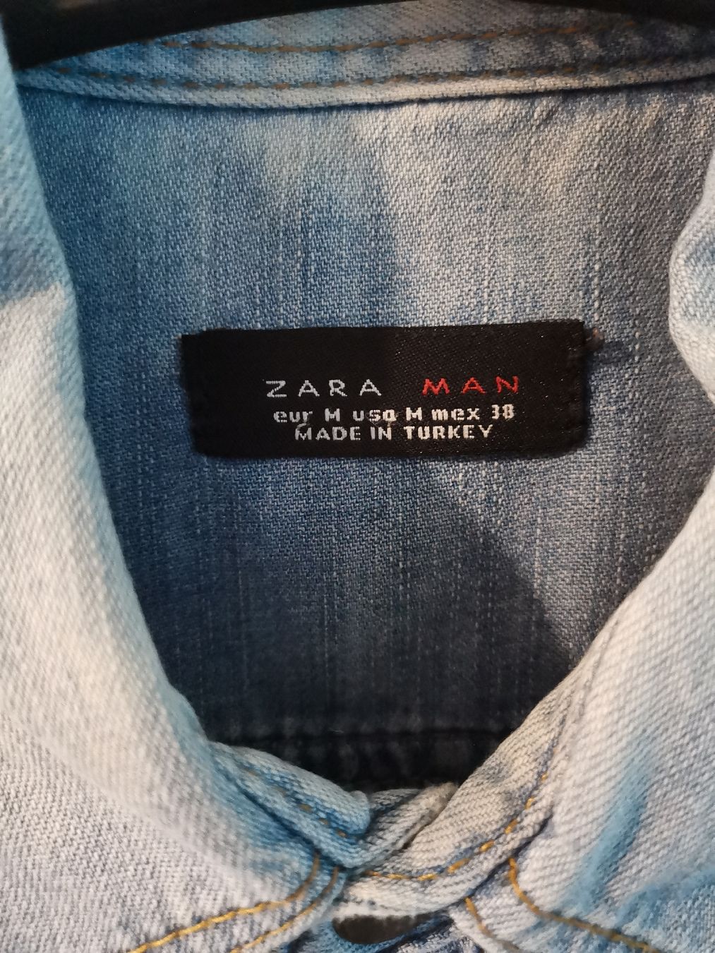 Zara Camicie: Zara Man Jeanshemd, Gr. M, hellblau – Usato da basel venduto da lupettone 1