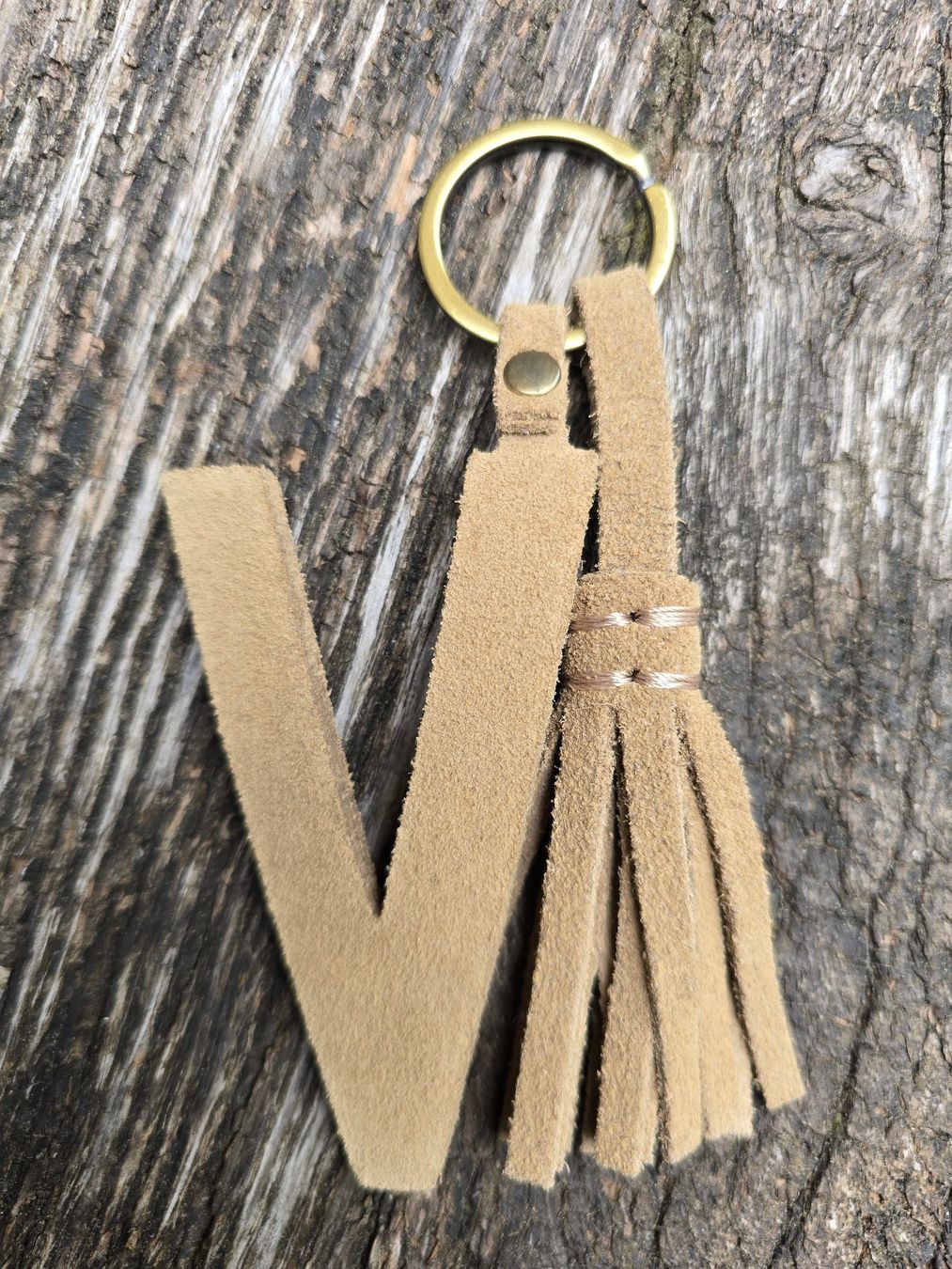 Portachiavi: Accessoires: Schlüsselanhänger Wildleder camel "V" – Nuovo (secondo la descrizione) da Romanshorn venduto da Rachacha