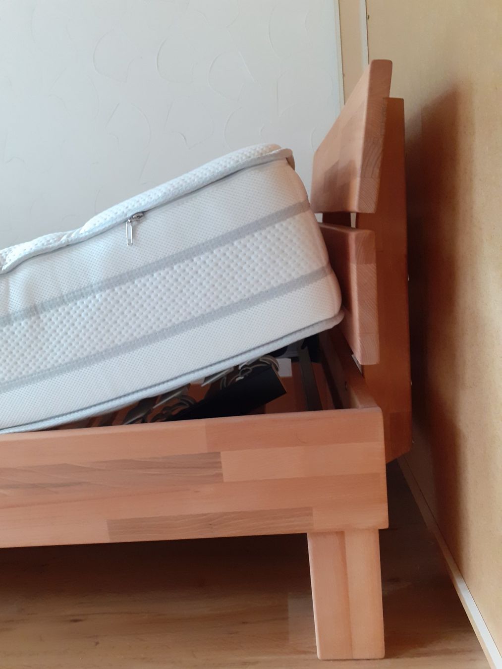 Livique Lits: Neuwertiges Einzelbett Holz mit Comfortmatratze – D'occasion à Valens par kob_9ycf 5