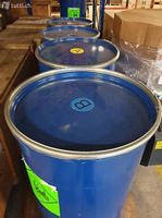 Blaue Stahlfässer mit Deckel, 200 Liter