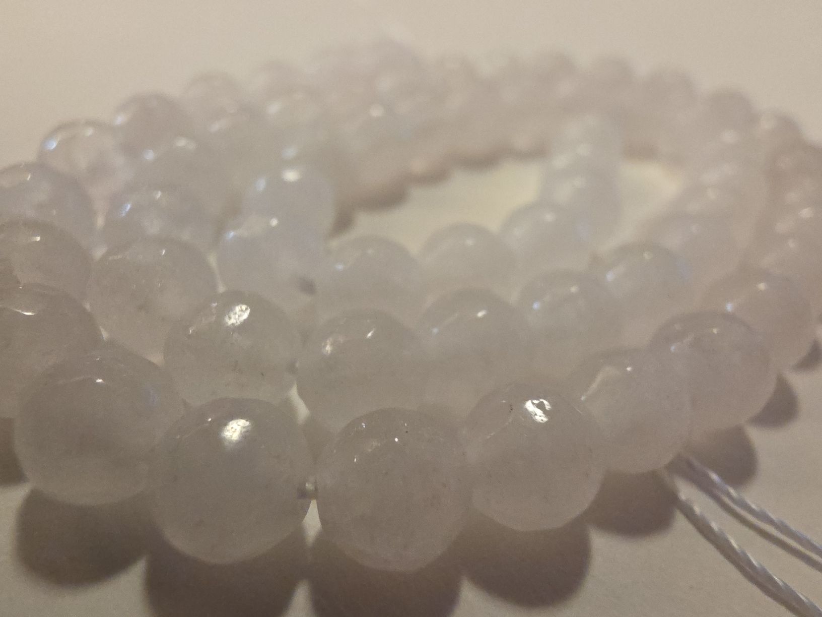 Minerali & Pietre curative: Jaspis weiss facettiert. 8mm. Strang – Nuovo e nell'imballaggio originale da Menziken venduto da Mirager