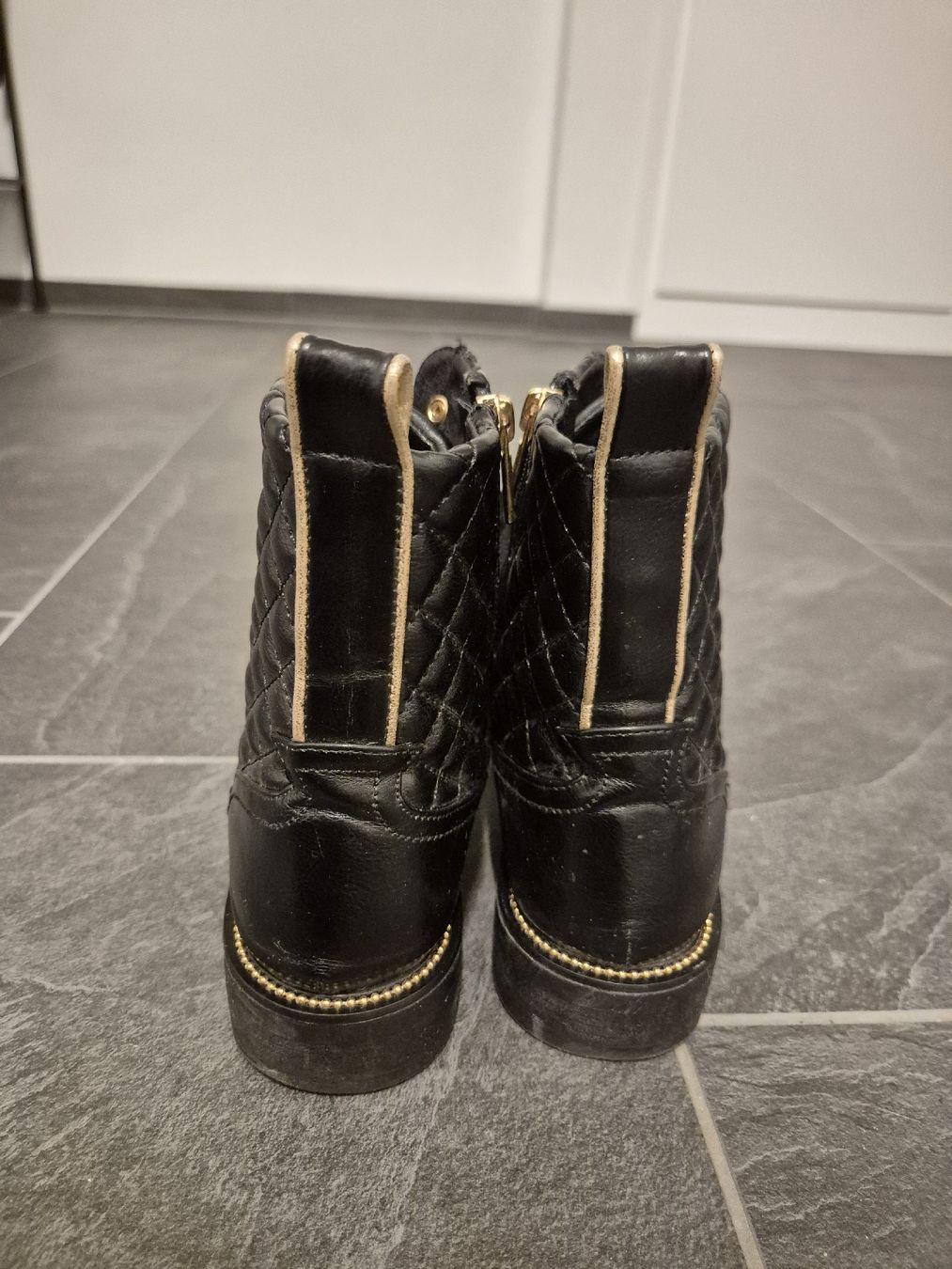 Scarpe da donna: Stiefeletten schwarz gesteppt Grösse 39 – Usato da Kehrsatz venduto da flu_2lhj 2