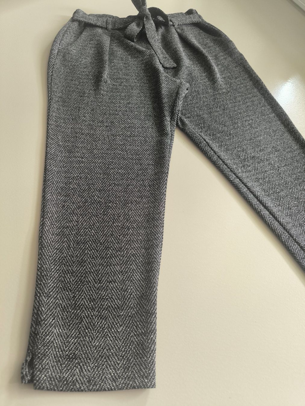 Pantaloni: Graue Hose mit Fischgrätenmuster, elastischer Bund, Größe 40 – Usato da Wallisellen venduto da C_DM 1