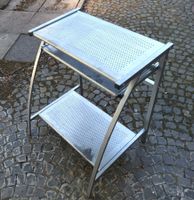 Alu - Schreibtisch mit Ausziehplatte für die Tastatur.