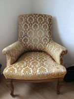 Eleganter Vintage-Sessel mit goldbraunem Barockmuster