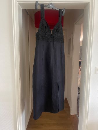 Schwarzes Sommerkleid mit Stickerei und Schlitz Gr. S 36