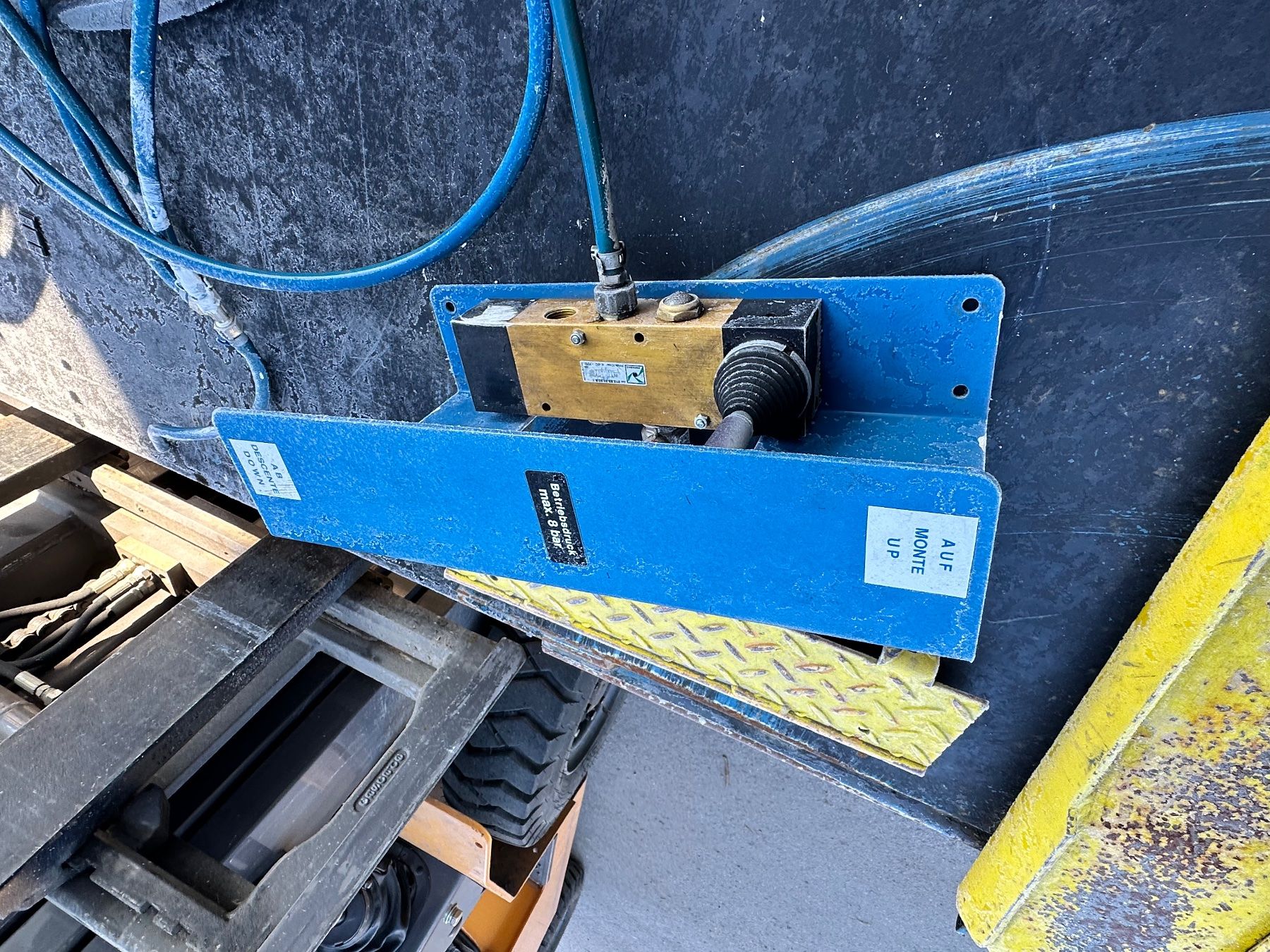 Hebebühne & Wagenheber: Hebebühne / Auto Lift – Gebraucht aus Belp von  1