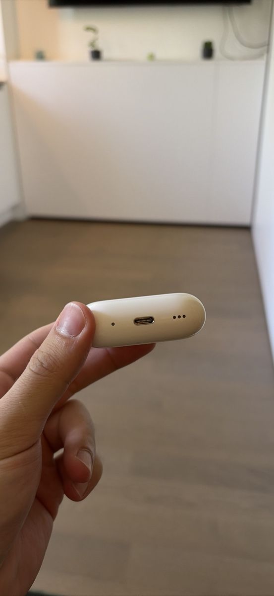 Apple Cuffie: AirPods Pro 2nd Gen LadeCase USB-C – Nuovo (secondo la descrizione) da Schlieren venduto da labc86 1