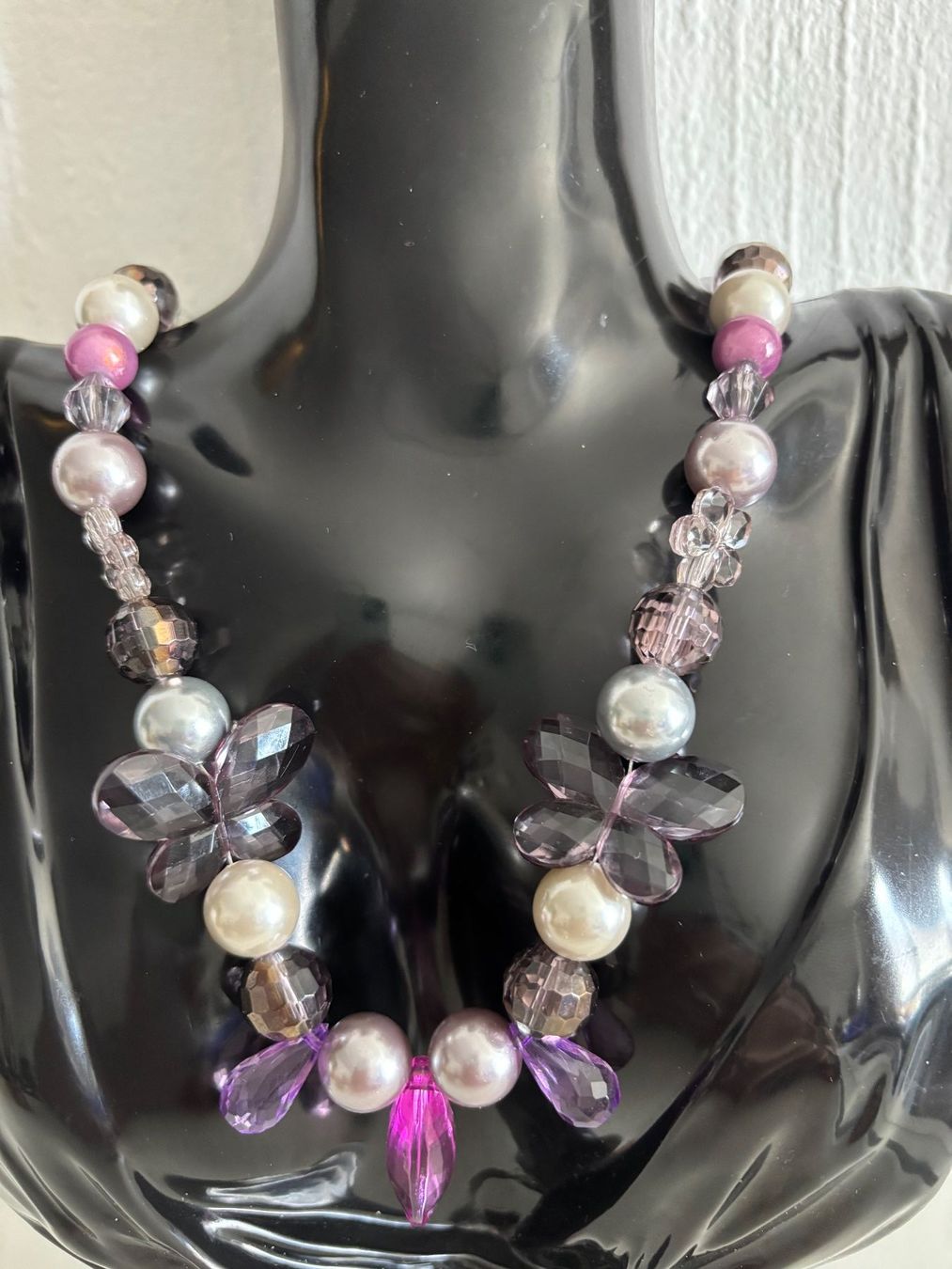 Ketten: Joli collier à papillons et perles - nacrées violettes – Gebraucht aus Peseux von Cresus27 4