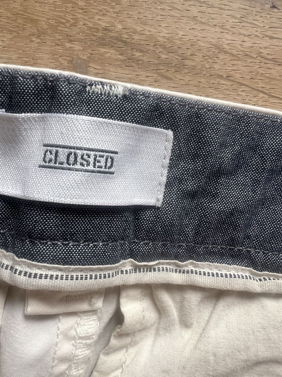 Closed Pantaloni: Coole CLOSED Chino, Eierschalenfarben - Cremeweiss, Gr. 26 – Usato da Hinwil venduto da Szaeni
