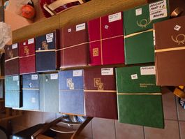 13 album di francobolli da tutto il mondo. Da vecchi a nuovi