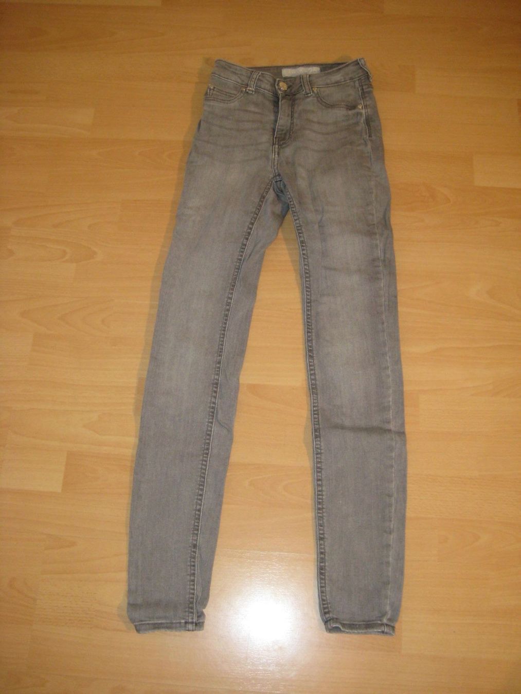 Pantalons: graue Skinny-Jeans, stretch, Gr. 25 – D'occasion à Greifensee par Janali01