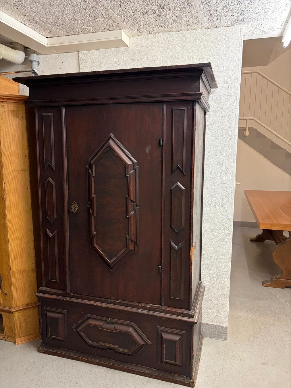Schränke: Alter Holzschrank – Gebraucht aus Stäfa von lau_y5dc