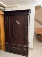 Alter Holzschrank