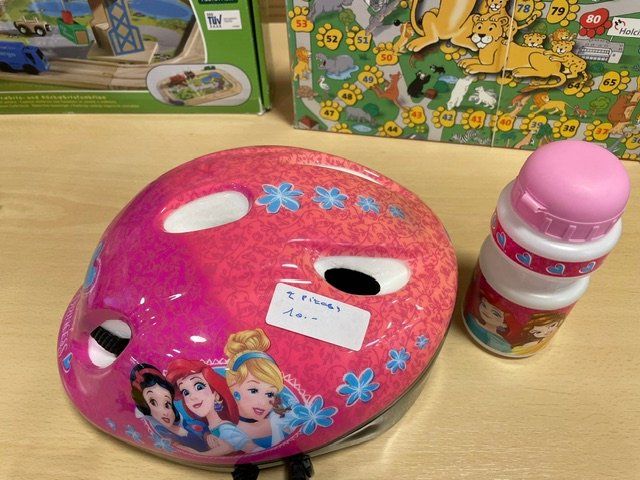 Caschi: casque et gourde princesse – Nuovo (secondo la descrizione) da Cossonay-ville venduto da cecile1235