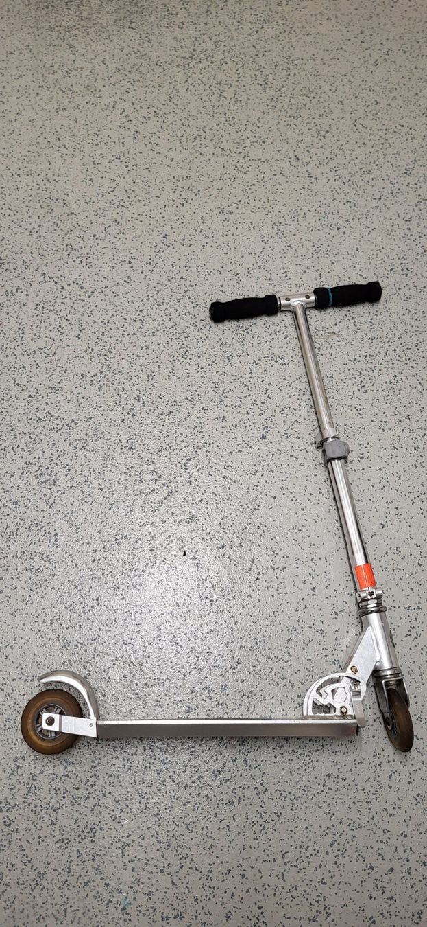 Micro Kickboard: Tretroller Micro Sprite Silber guter Zustand – D'occasion à Aarwangen par Mle99